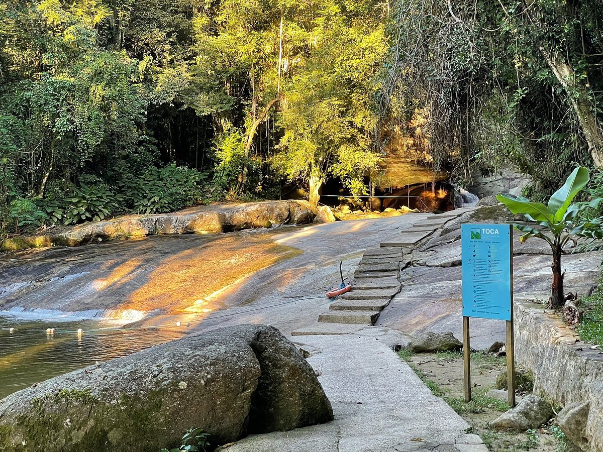 Cachoeira cercada pela Mata Atlântica em Ilhabela