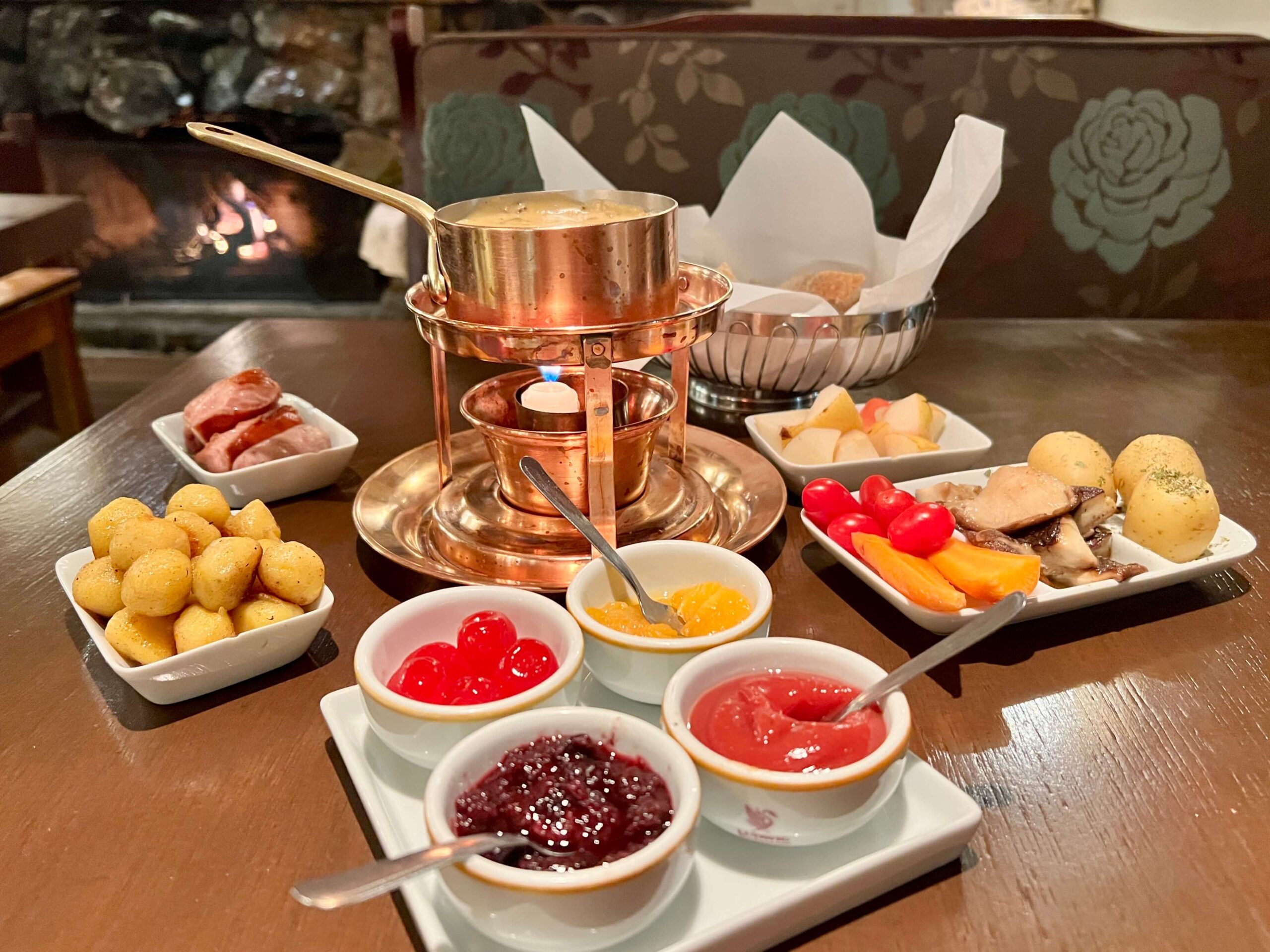 Fondue em restaurante de Campos do Jordão a noite