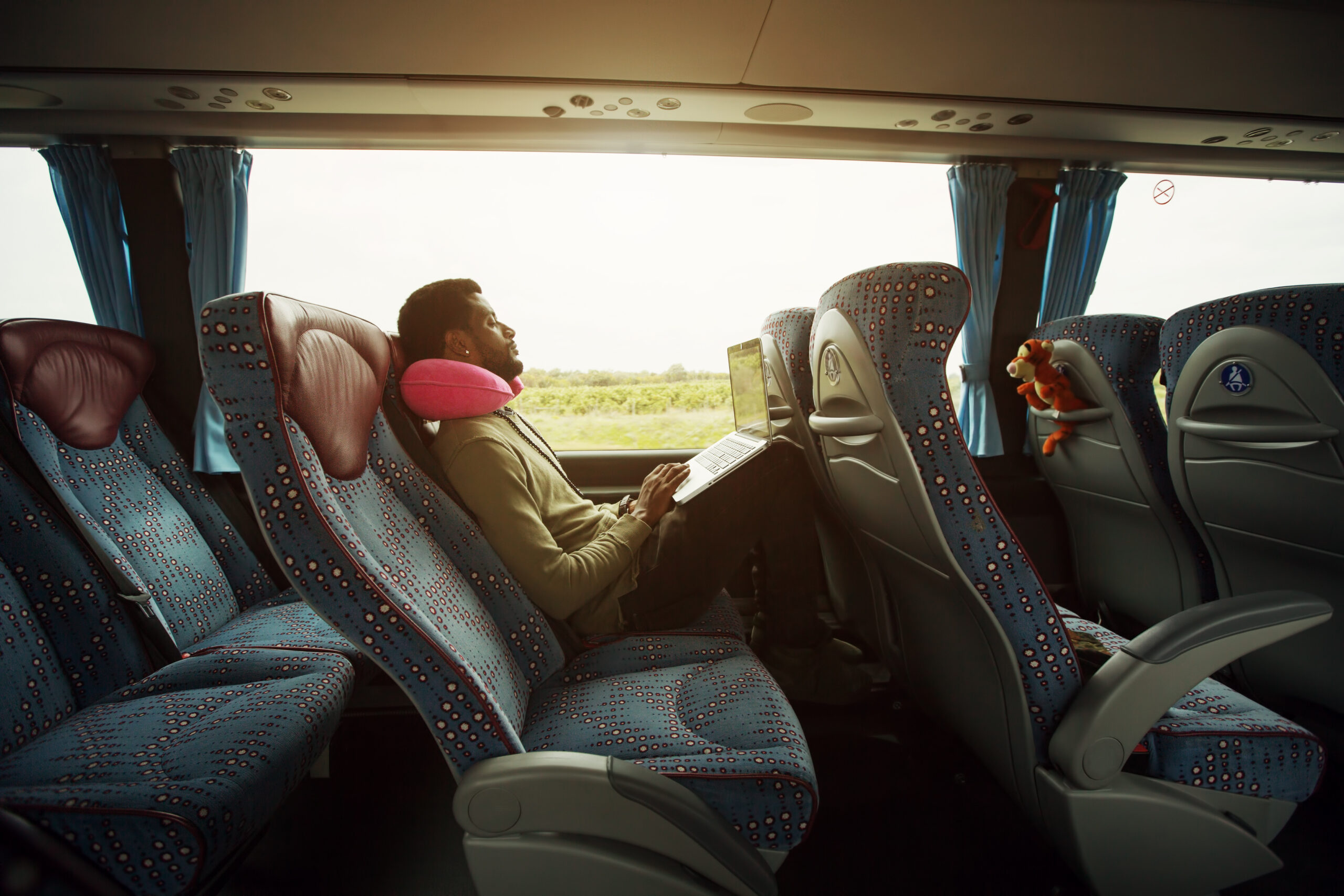 Homem que alugou um Micro-ônibus ou ônibus na GS Transfer com motorista