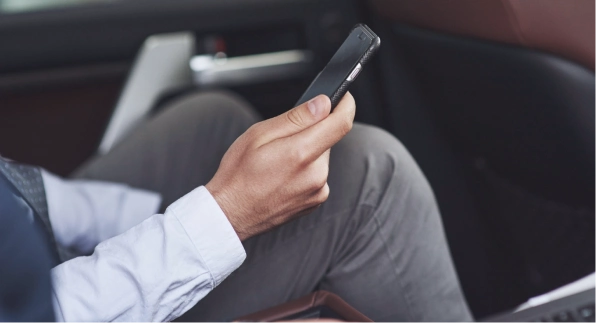 Mão de homem pegando em um celular.