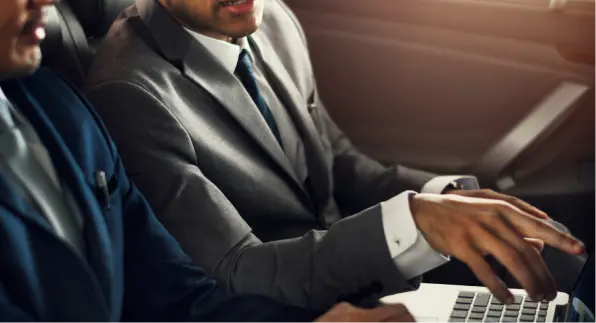 Dois homens olhando a tela de um computador